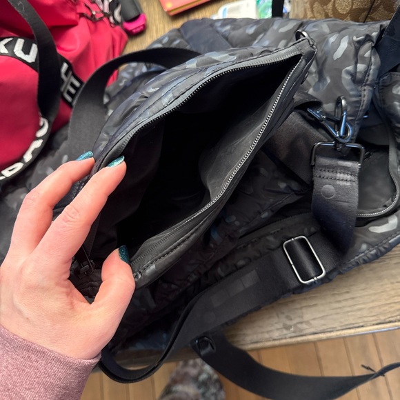 Go Dash Dot Black Quilted Camo Duffel Gym Bag Travel Tote w/ Removable Pouch - Picture 4 of 11